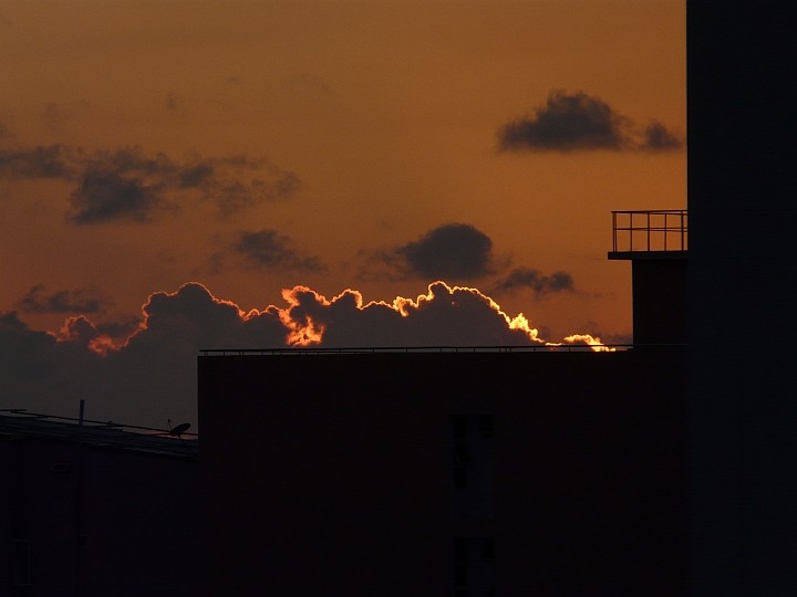 Feuriger Sonnenuntergang, gefolgt von ...