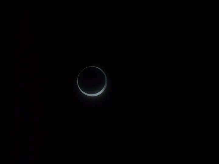 Allmählich hat der Mond die Sonne überquert