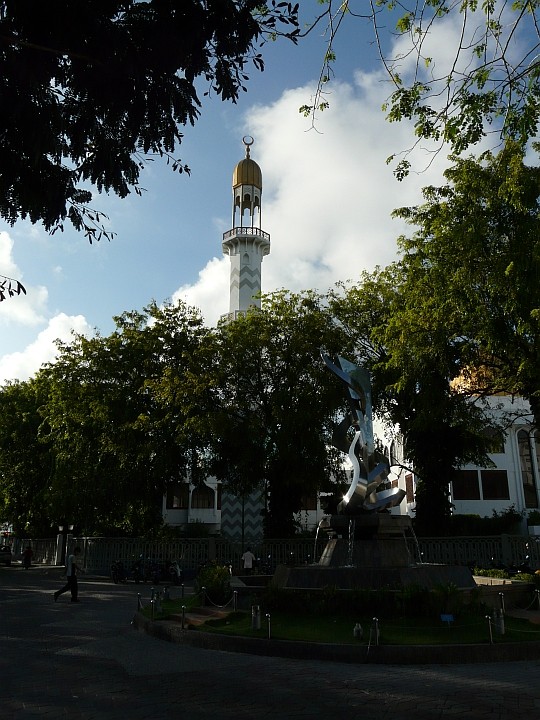 Das Minarett des Islamischen Zentrums; im Vordergrund das National-Denkmal